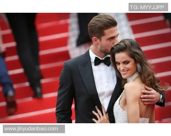 足球明星与超模女友甜蜜合影展现完美爱情瞬间引发粉丝热议