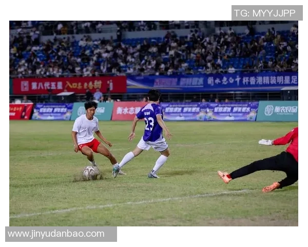 各大足球明星共聚一堂分享睡上铺的趣事与故事